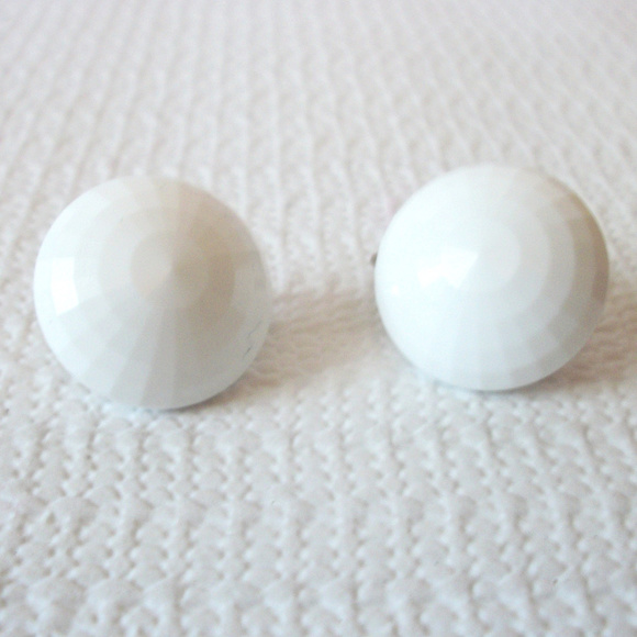 DALSHEIM White Lucite Button Clip On Earrings 61416 - Picture 1 of 3